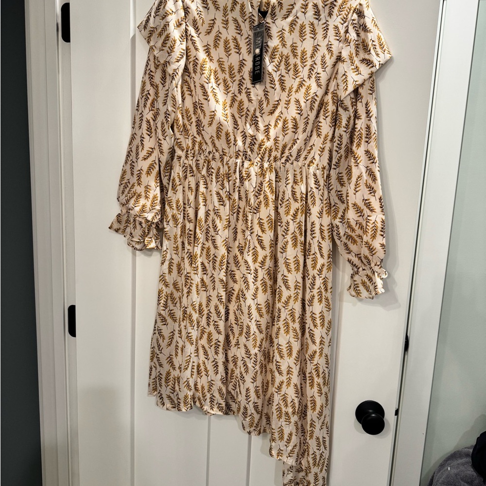 Cream Leafy Print. Size Large.